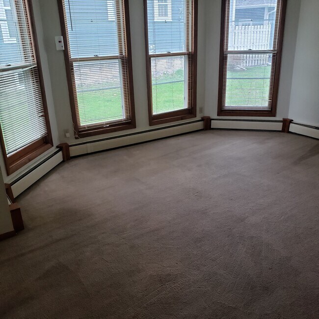 Large living room - 907 Saint Clair St