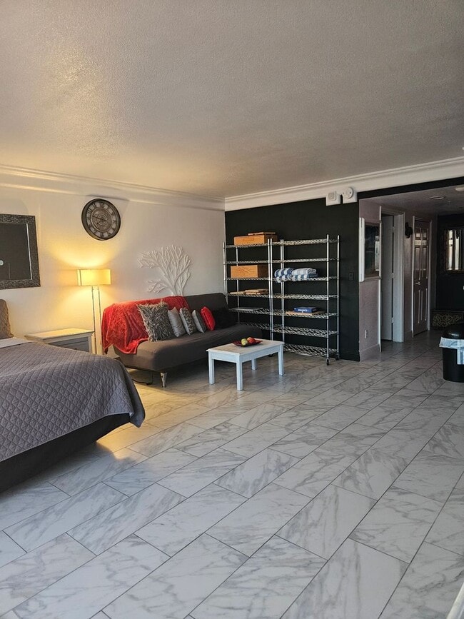 Building Photo - 1 BEDROOM 1 BATH CONDO