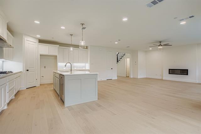 Building Photo - 3529 Kings Ct Dr