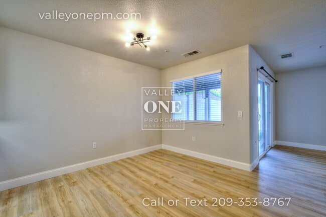 Building Photo - Rare vacancy opportunity in Turlock's finest and most desirable townhome complex!