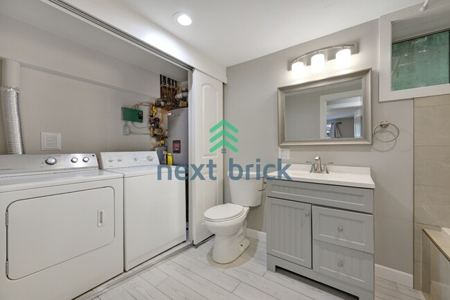 Building Photo - 4 Bed and 2 Bath Remodeled Single-family House Available!