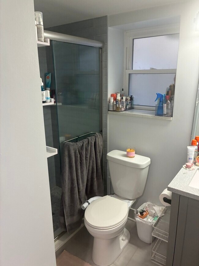 Building Photo - 1336 W Diversey Pkwy