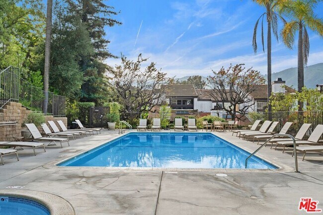 Building Photo - 1550 Palisades Dr