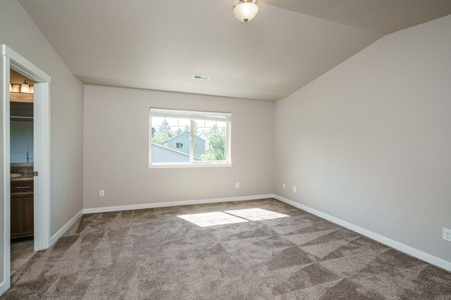 Building Photo - Easy I-205 Access - 3 Bedroom 2.5 Bath Tow...