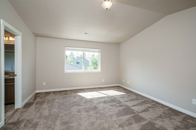 Building Photo - Easy I-205 Access - 3 Bedroom 2.5 Bath Townhouse