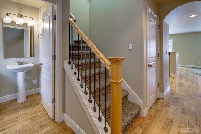 Building Photo - Beautiful 3 Bed/2.5 Bath Two-Story Duplex ...