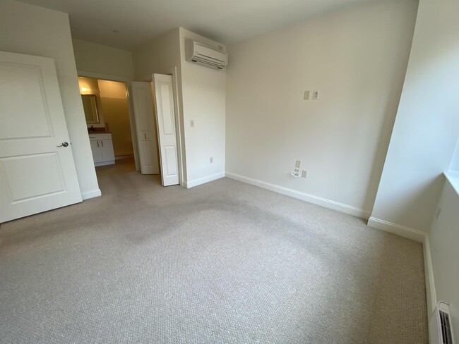 Building Photo - 875 Elm St