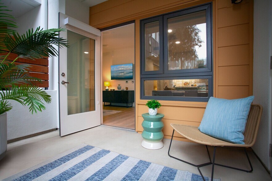 Building Photo - Sync on Canoga