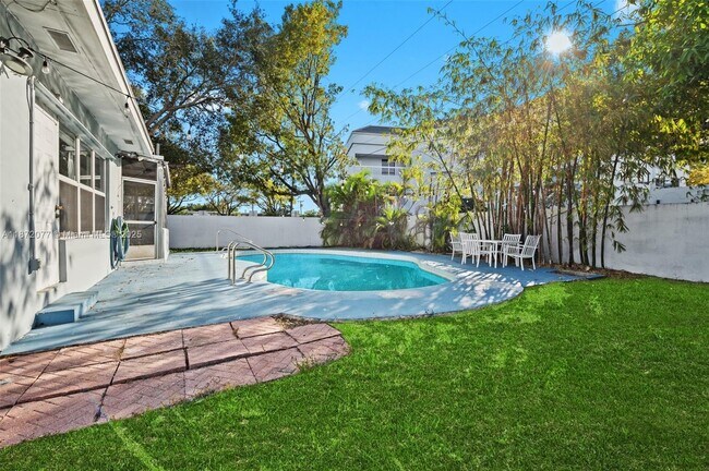 Building Photo - 3812 N Circle Dr