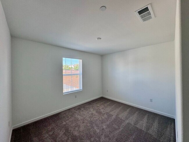 Building Photo - Brand new 4 bedroom Winchester home with a...