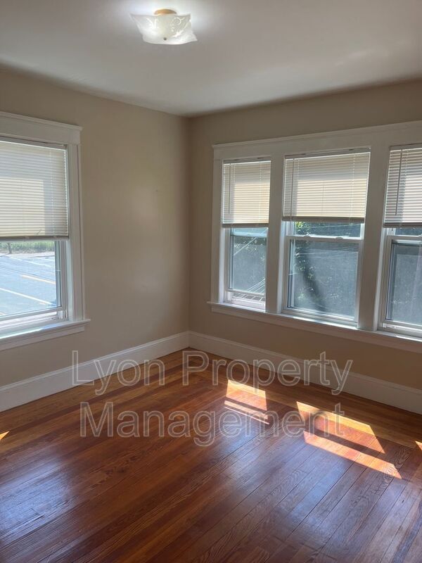 Building Photo - 352 Manville Rd