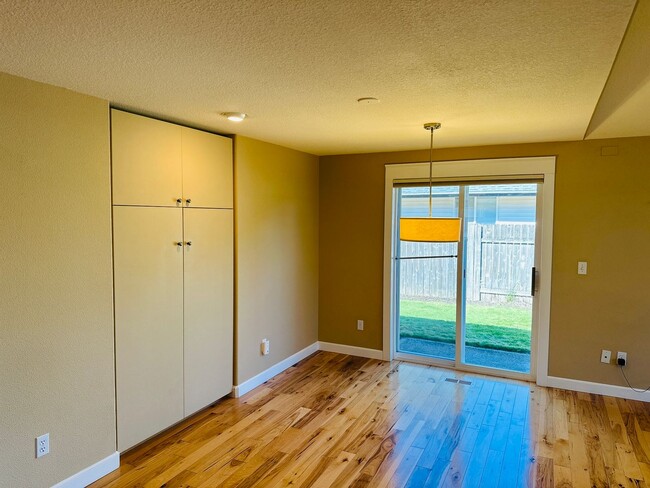 Building Photo - Charming Fisher's Landing Home