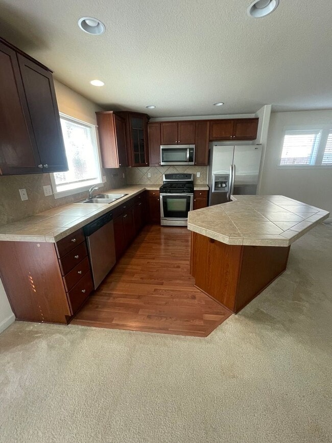 Building Photo - **MOVE IN SPECIAL?** Gorgeous Pet Friendly...