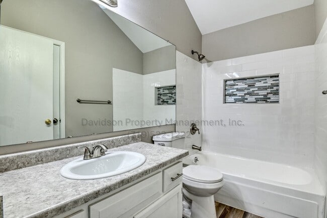Building Photo - Charming Condo with Modern Upgrades in Roc...
