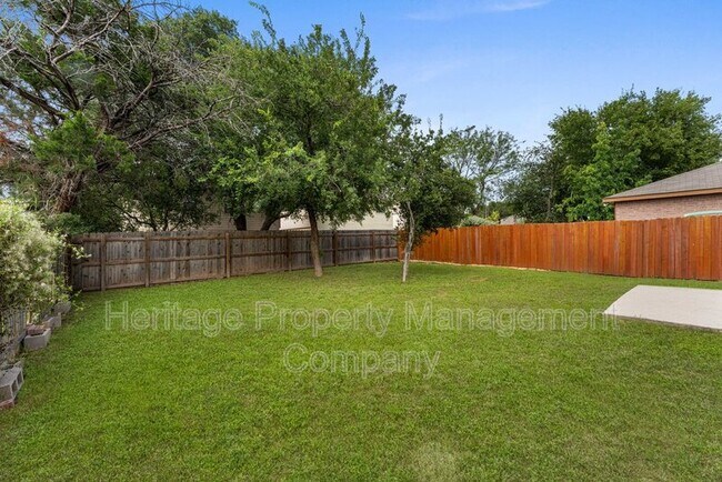 Building Photo - 5819 Providence Oak