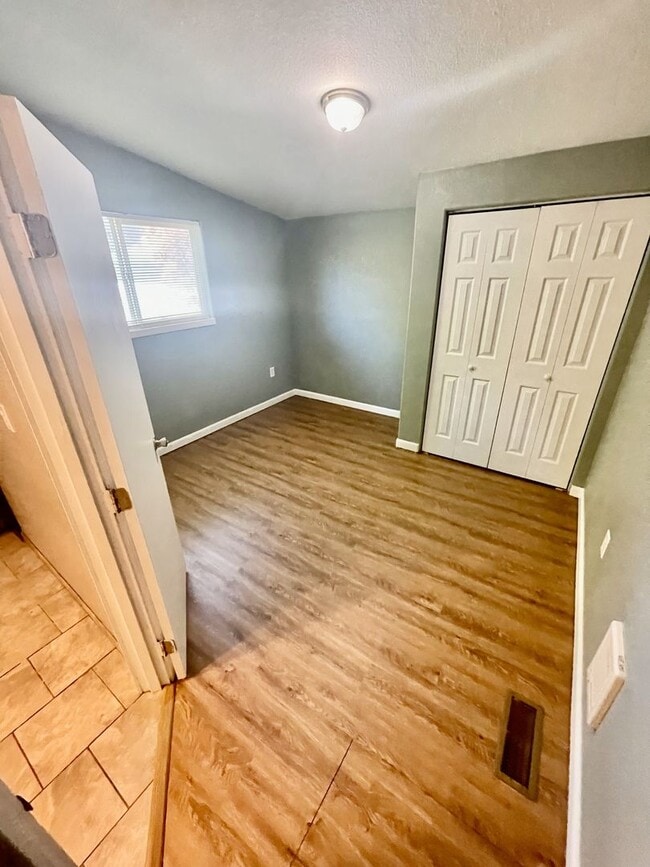 Building Photo - 3 bedroom 2 bathroom house