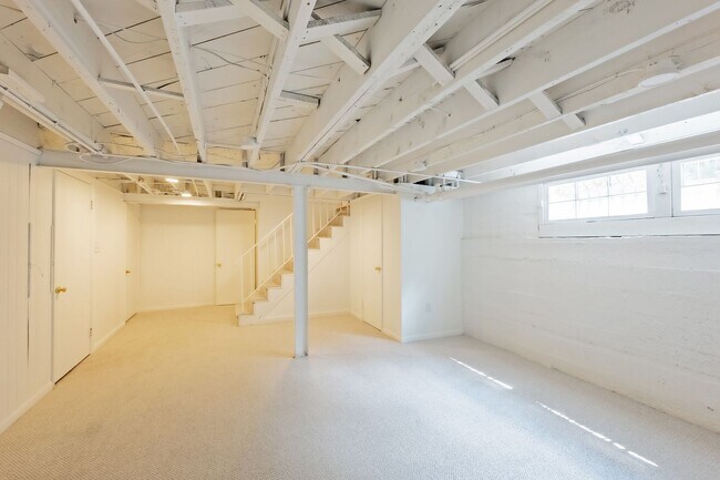 Building Photo - 4BR 3.5 BA Chevy Chase Gem is Move-in Read...