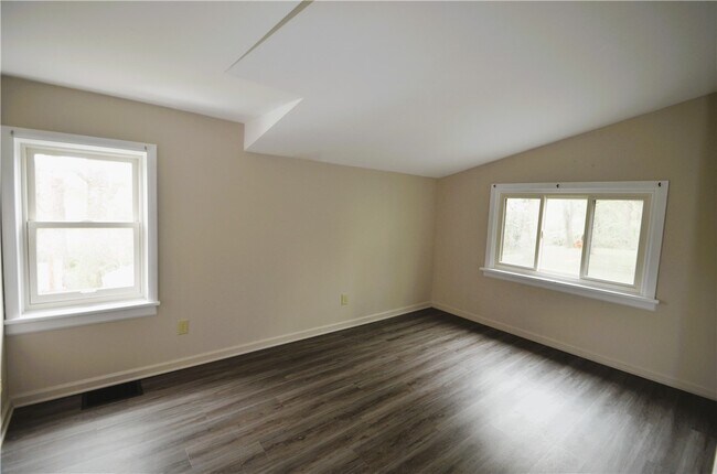 Building Photo - 872 Thomas Ave