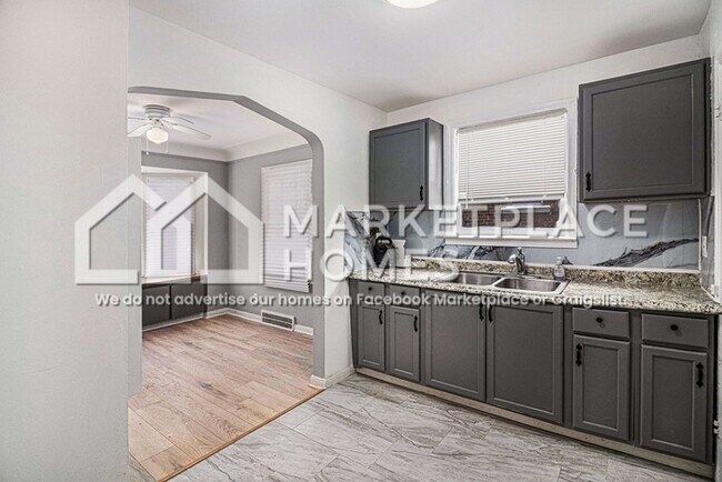 Building Photo - 15073 Strathmoor St