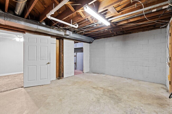 Building Photo - 562 Lone Oak Dr