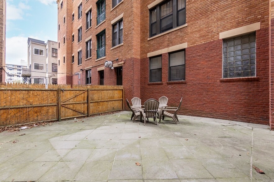 Building Photo - 435 Park Dr