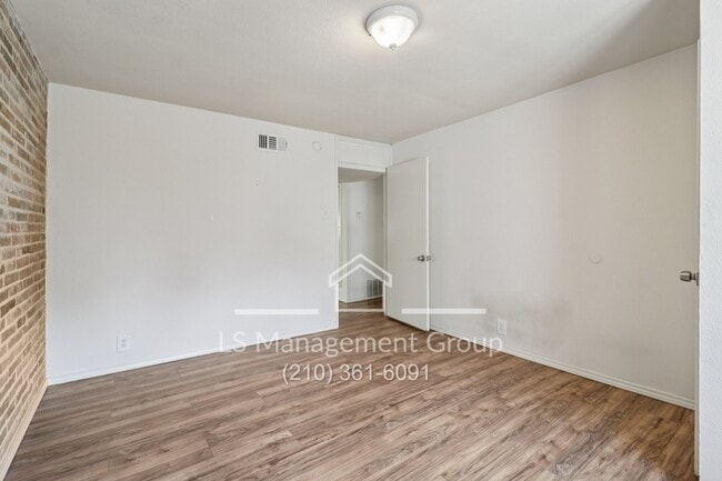 Building Photo - 408 Ira Ave