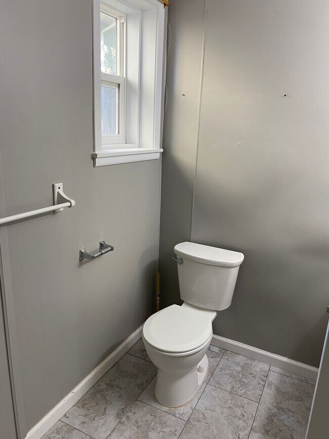 Building Photo - 2 BEDROOM LAKE HOUSE!