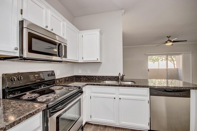 Building Photo - 16013 S Desert Foothills Pkwy