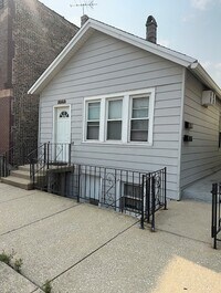Building Photo - 3062 S Lyman St