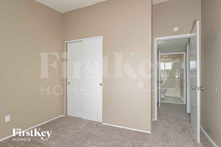 Building Photo - 2560 Pheasant Dr