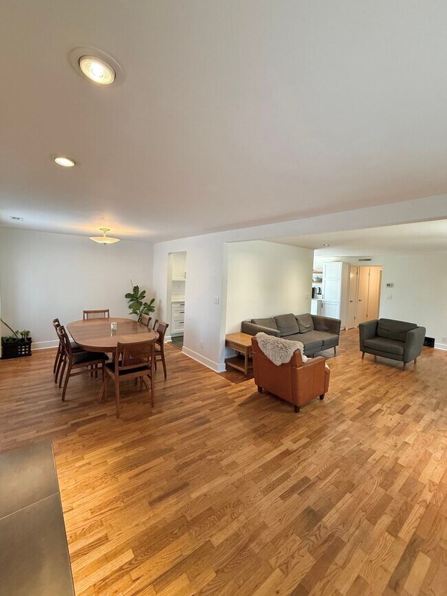 Building Photo - 3 BR West Seattle Home – Cozy and Convenie...