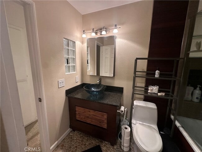 Building Photo - 2217 Vanderbilt Ln