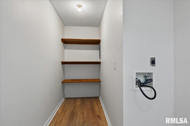 Building Photo - 8 Sundowner Ln