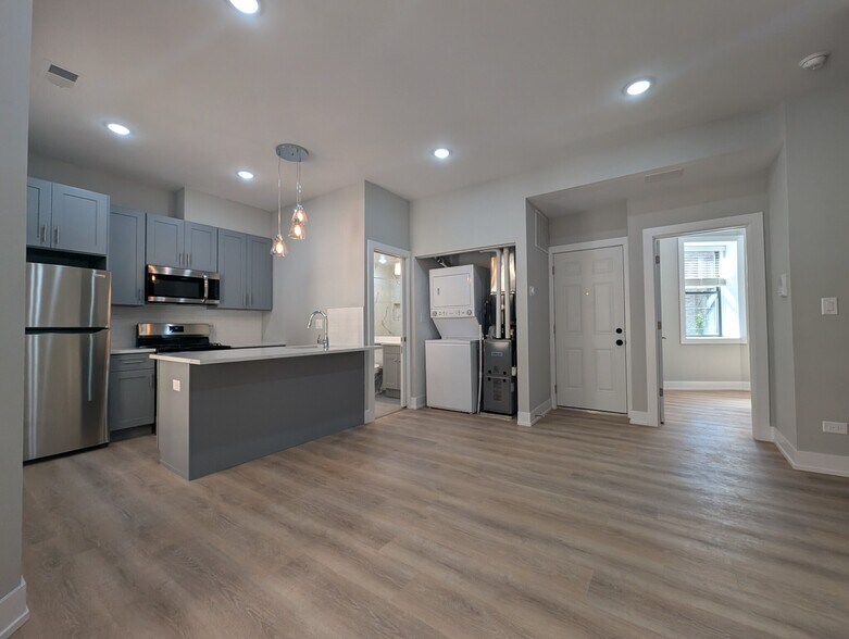 Building Photo - 421 W Belden Ave