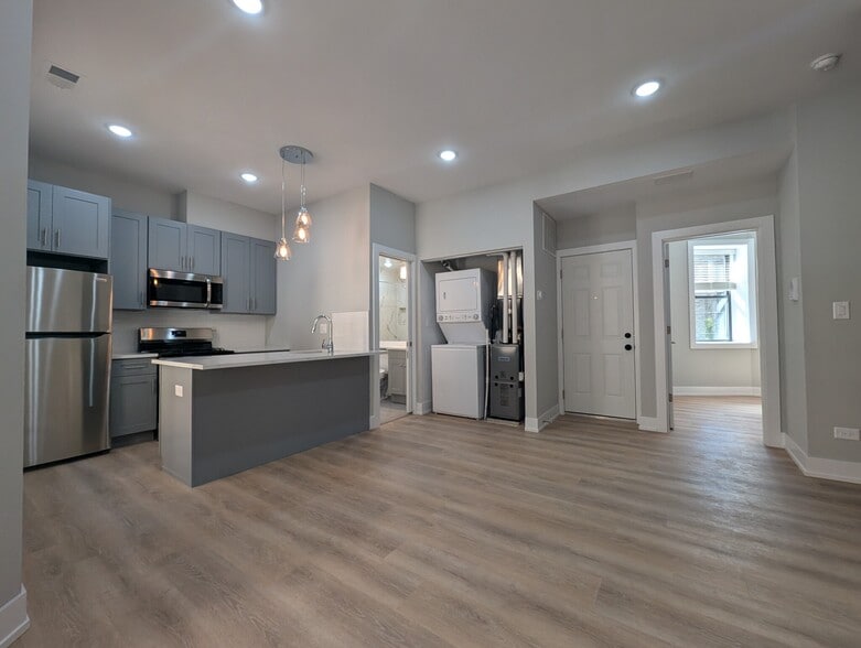Building Photo - 421 W Belden