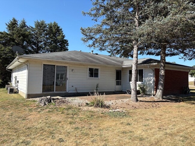 Building Photo - Two bedroom one bathroom duplex for rent