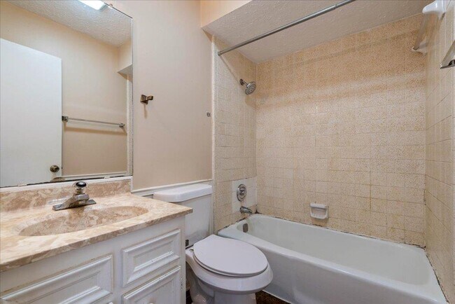 Building Photo - 908 N LBJ Dr