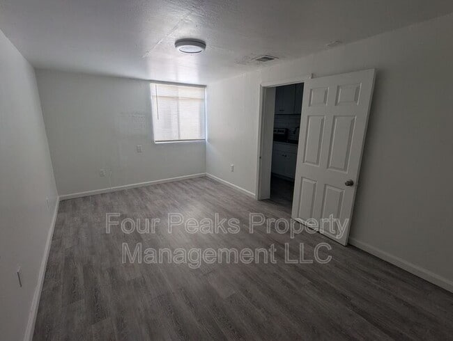 Building Photo - 102 E Hatcher Rd