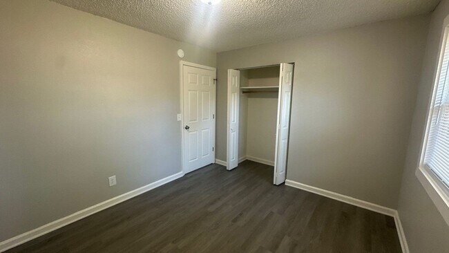 Building Photo - 104 Walnut Crest Dr