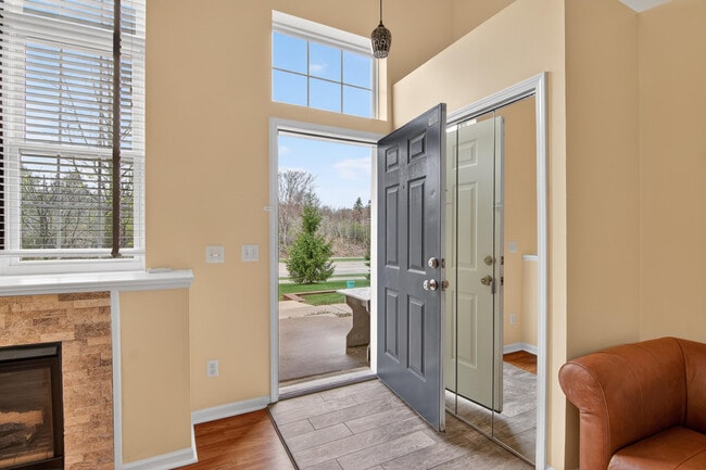 Building Photo - 1930 Lindsay Ln