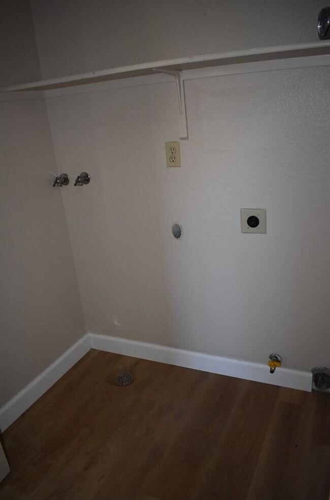 Building Photo - Updated and Well Maintained Winters Home!