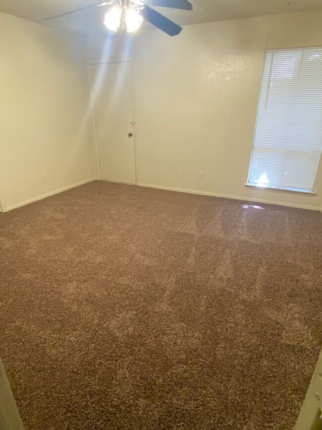 Building Photo - SPACIOUS 3 bedroom 2.5 bathroom townhome