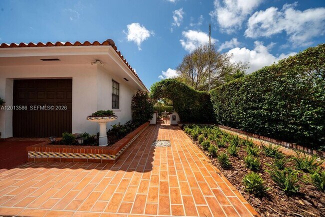 Building Photo - 1550 S Greenway Dr