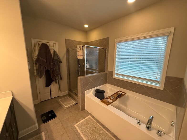 Building Photo - 121 Wild Hickory Cir