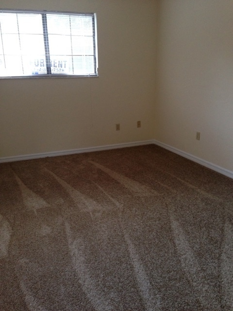 Building Photo - 3 Bedroom, 3 Bath Townhome in Rockwood Villas!