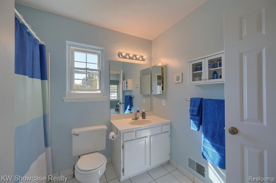 Building Photo - 24509 Simmons Dr