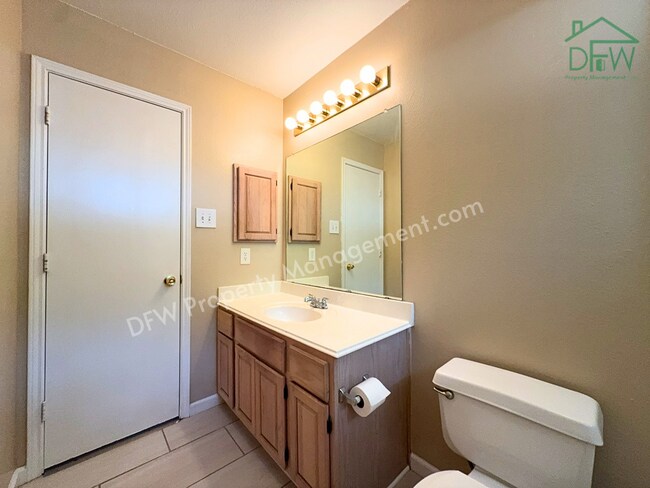 Building Photo - Charming Single-Story Home with Fireplace & Island Kitchen in Cedar Hill!