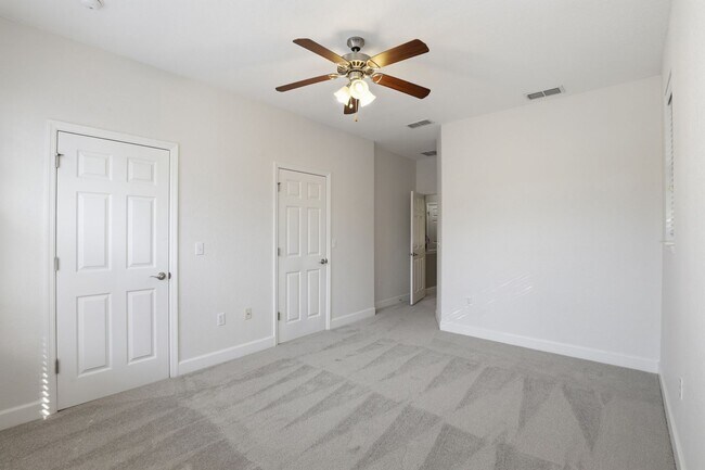 Building Photo - Conveniently located condo in Grantwood