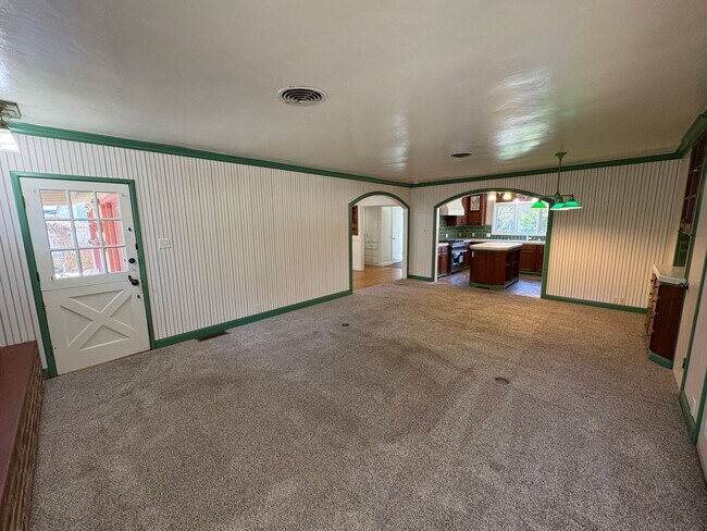 Building Photo - Visalia 2 Bed 2 Bath available now.
