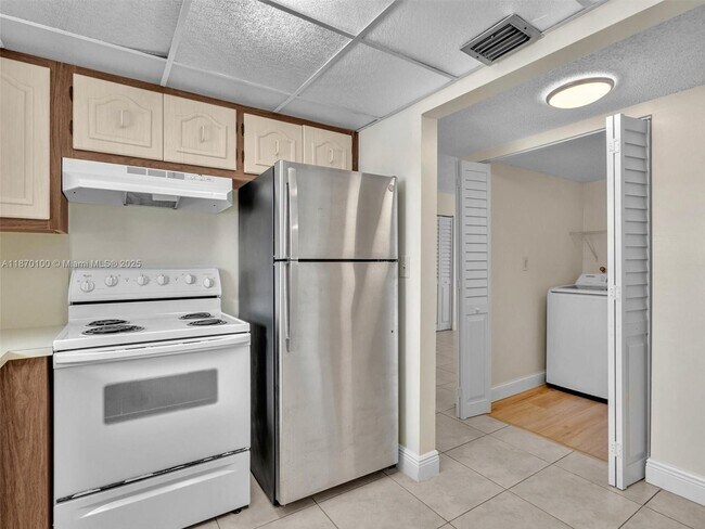 Building Photo - 9367 Fontainebleau Blvd